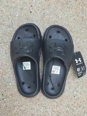 NWT Under Armour Black Locker V Slides Sandals Size 4 Youth